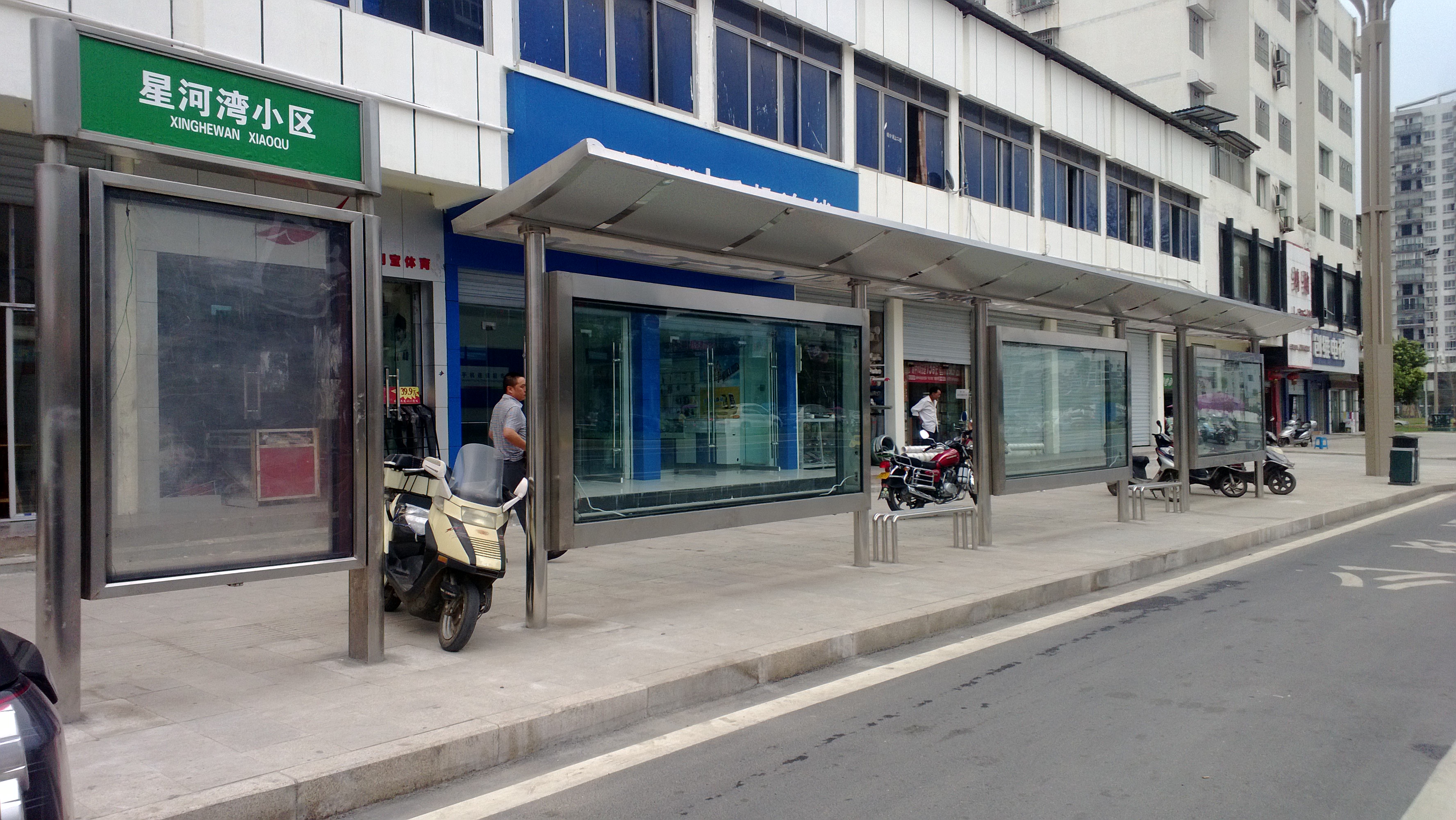 【鑫泰來候車亭】四川省閬中市不銹鋼和仿古公交站臺完工