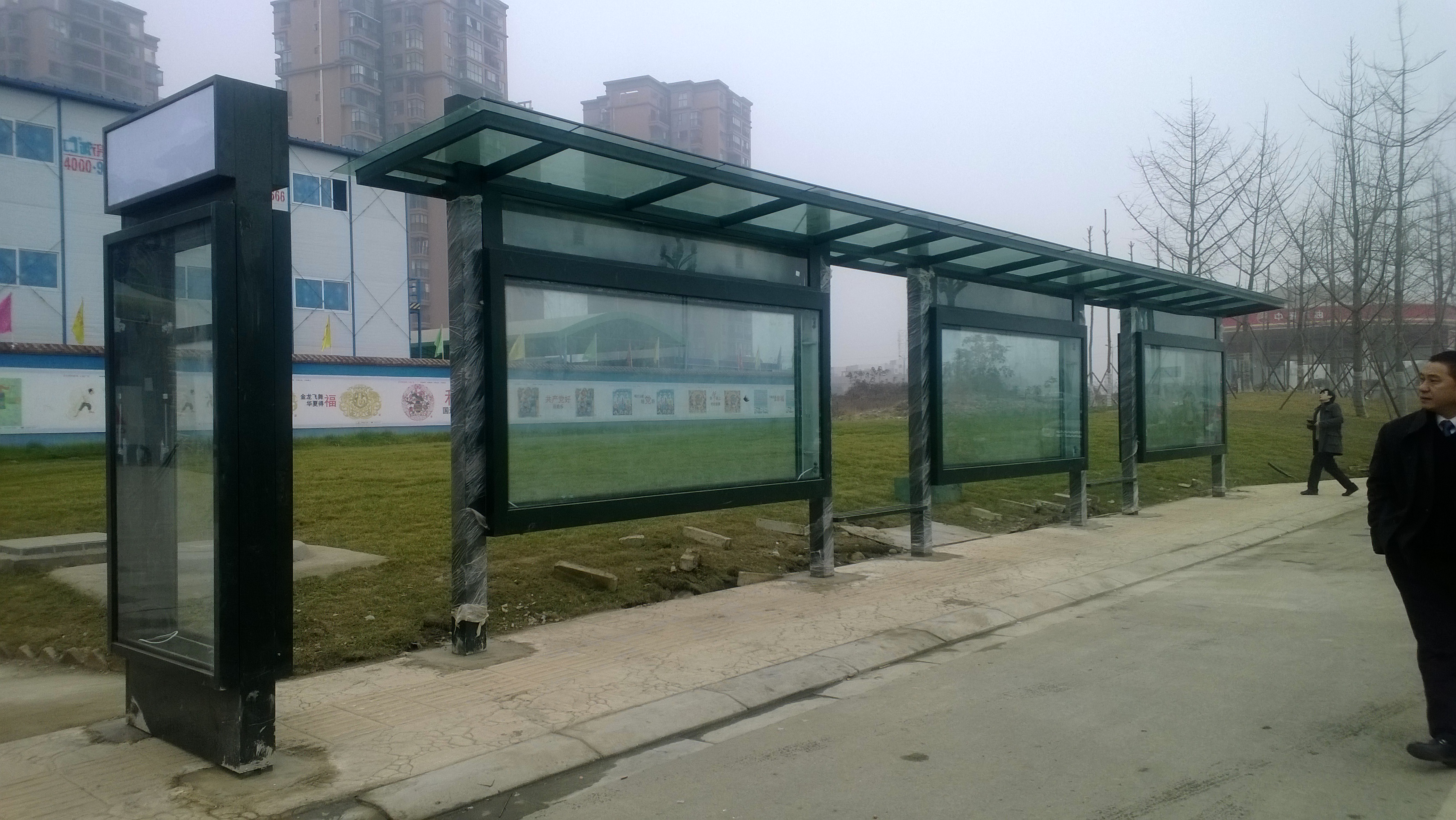 成都市新都區(qū)金屬烤漆公交站臺(tái)燈箱修建完成